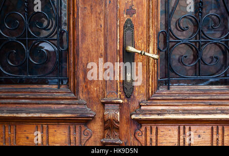 Dettagli di un vecchio retrò di porte in legno con vetro. Foto Stock