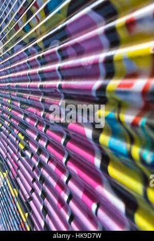 Close-Up di metallo textured graffiti in un vicolo, Arte di strada in una vibrante città urbana Melbourne Foto Stock