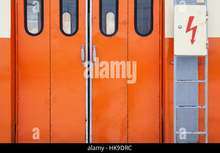 Primo piano su orange chiuso lo sportello del carro. Foto Stock