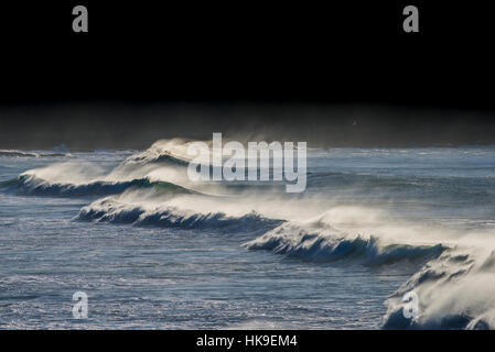 Vento ad alta velocità onde Spray Fistral Newquay North Cornwall Regno Unito meteo Foto Stock