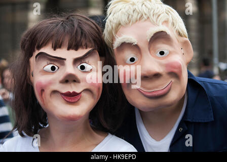 Edinburgh Fringe artisti interpreti o esecutori in High Street pubblicità mostra Foto Stock