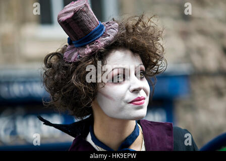 Edinburgh Fringe performer di High Street pubblicità mostra Foto Stock