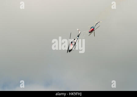 Due elicotteri stanno eseguendo acrobazie in aria Foto Stock