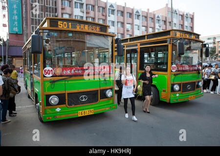 Due tipici autobus urbano. Yinchuan, Ningxia, Cina Foto Stock