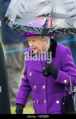 La regina lasciando la chiesa di Santa Maria in Flitcham,Norfolk la mattina di domenica 15 gennaio . Foto Stock