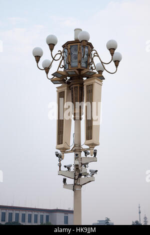 Lampada posta in piazza Tiananmen dotato di altoparlanti e di telecamere per la videosorveglianza. Pechino, Cina Foto Stock