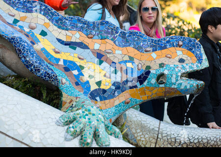 Mosaico lizard scultura di Gaudi, Parco Guell, Barcellona, in Catalogna, Spagna. Foto Stock