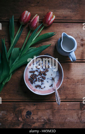 Cacao granola di grano saraceno con latte di mandorla per la prima colazione Foto Stock