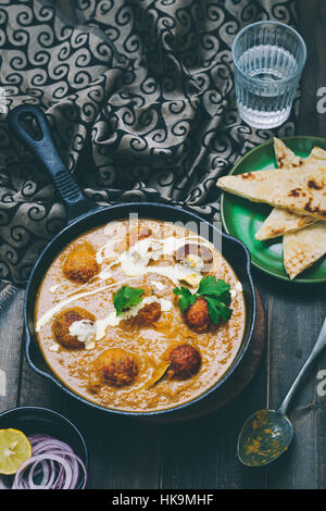 Malai Kofta è una specialità Mughlai piatto fatto con profondo fritto di patate palline di paneer cotto a fuoco lento in Spiced cipolla sugo di pomodoro. Foto Stock