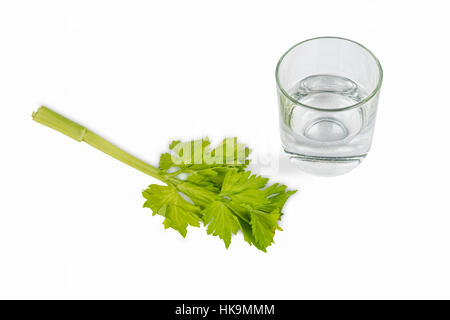Gambo di sedano e un bicchiere di acqua isolati su sfondo bianco. Simbolo di disordine alimentare e anoressia. Foto Stock
