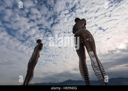 Lo spostamento delle statue di metallo di Ali e Nino a Batumi, Georgia Foto Stock