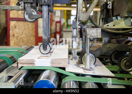 Fabbricazione di cartone macchina linea propduct realizzazione di scatole Foto Stock