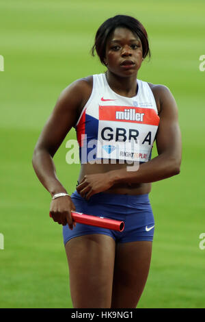 Asha Filippo di Gran Bretagna esegue la prima gamba in womens 4x100m relè durante il 2016 Müller anniversario giochi, London Olympic Stadium, Stratford Foto Stock