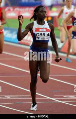 Daryll Neita di Gran Bretagna esegue la zampata finale per vincere il womens 4x100m relè durante il 2016 Müller anniversario giochi, London Olympic Stadium, Stratford Foto Stock