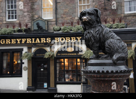 Greyfriars Bobby era un piccolo Skye Terrier che sono rimasti dalla sua tomba masters di Edimburgo fino alla sua morte Foto Stock