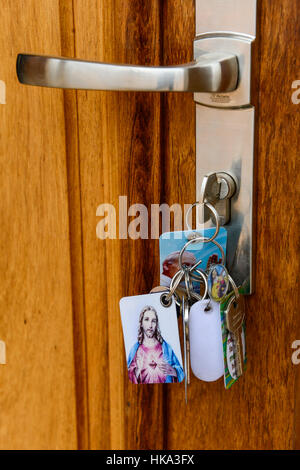 MADAGASCAR Antananarivo, nuova chiesa SVD in AMBATOBE, chiavi a porta / MADAGASCAR, Antananarivo, neue SVD Kirche in AMBATOBE, Schluesselbund mit Anhaenger von Gesù und Pabst Johannes Paul II an der Tuer Foto Stock