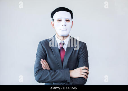 Imprenditore in disguise maschera in sfondo bianco. Foto Stock