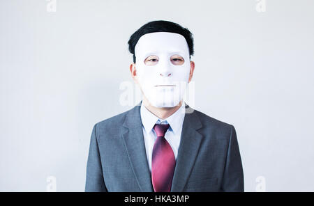 Imprenditore in disguise maschera in sfondo bianco. Foto Stock