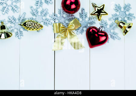 Shiny vacanze di Natale ornamenti in legno bianco - sfondo pronti per inserire testo. Foto Stock