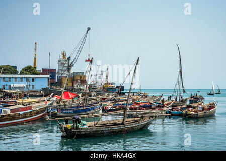 Persone affare per il prezzo migliore per acquistare il pesce in un mercato locale del pesce al vecchio porto Dhow, città di Zanzibar, Zanzibar, Tanzania. I pescatori portano il pesce al mercato per gli operatori i quali acquistano il pesce per rivenderlo nel mercato di Stone Town. Foto Stock