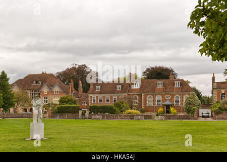 Salisbury, Regno Unito - Ottobre 2016: Parco della Cattedrale di Salisbury su nuvoloso giornata autunnale, l'Inghilterra del Sud Foto Stock