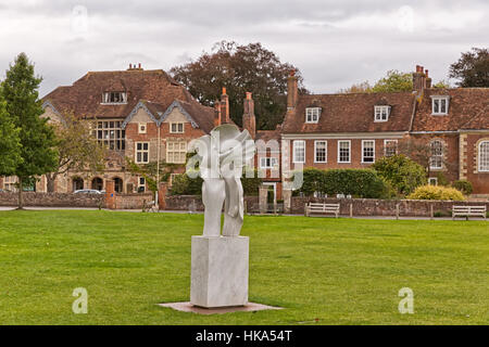 Salisbury, Regno Unito - Ottobre 2016: Parco della Cattedrale di Salisbury su nuvoloso giornata autunnale, l'Inghilterra del Sud Foto Stock