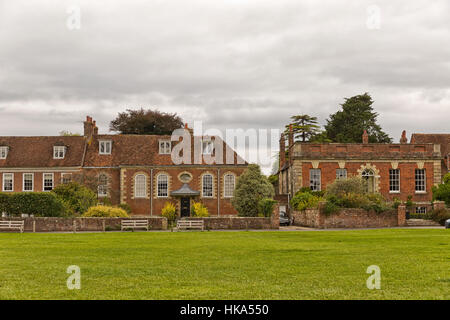 Salisbury, Regno Unito - Ottobre 2016: Parco della Cattedrale di Salisbury su nuvoloso giornata autunnale, l'Inghilterra del Sud Foto Stock