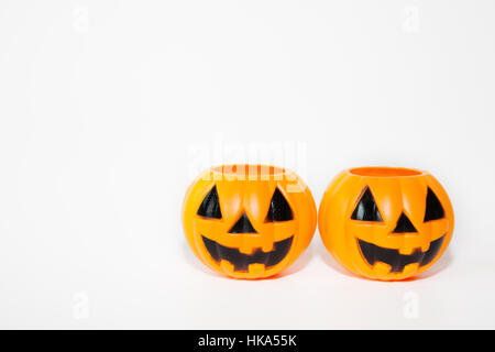 Due orange jack-o-lantern benna zucche in bianco sullo sfondo isolato. Foto Stock