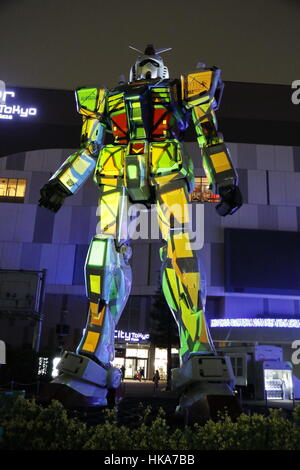 Dimensioni effettive statua di Gundam a Gundam Front Tokyo, Odaiba, presso Tokyo, Giappone, 13.12.2016. Foto Stock