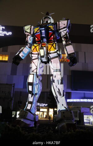 Dimensioni effettive statua di Gundam a Gundam Front Tokyo, Odaiba, presso Tokyo, Giappone, 13.12.2016. Foto Stock