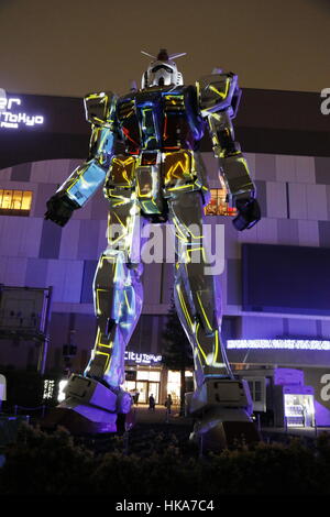 Dimensioni effettive statua di Gundam a Gundam Front Tokyo, Odaiba, presso Tokyo, Giappone, 13.12.2016. Foto Stock