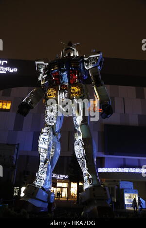 Dimensioni effettive statua di Gundam a Gundam Front Tokyo, Odaiba, presso Tokyo, Giappone, 13.12.2016. Foto Stock