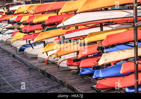 Vivacemente colorato kayak e canoe resto in rack su una banchina sul lungomare in Toronto Ontario Canada. Foto Stock