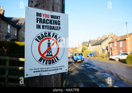 Anti-fracking segni visualizzati nel pittoresco villaggio di Kirby Misperton, North Yorkshire. Foto Stock