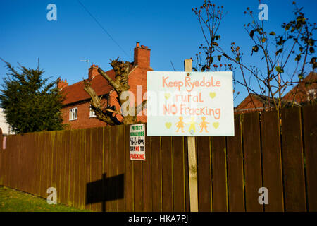 Anti-fracking segni visualizzati nel pittoresco villaggio di Kirby Misperton, North Yorkshire. Foto Stock