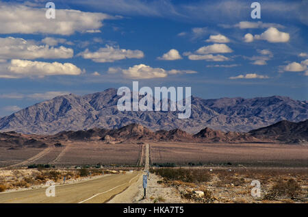 Route 66, Old National Trail autostrada, Mojave sentieri monumento nazionale, morto Montagne in dist, vicino Chambless, CALIFORNIA, STATI UNITI D'AMERICA Foto Stock