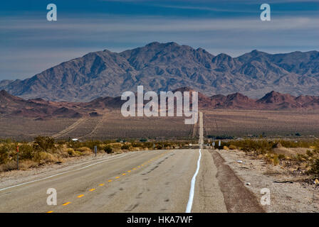 Route 66, Old National Trail autostrada, Mojave sentieri monumento nazionale, morto Montagne in dist, vicino Chambless, CALIFORNIA, STATI UNITI D'AMERICA Foto Stock