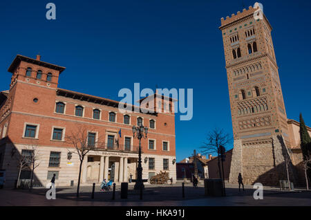 San Martin torre in stile mudéjar e biblioteca pubblica su Perez Prado square è un sito Patrimonio Mondiale dell'UNESCO,Teruel, Spagna Foto Stock