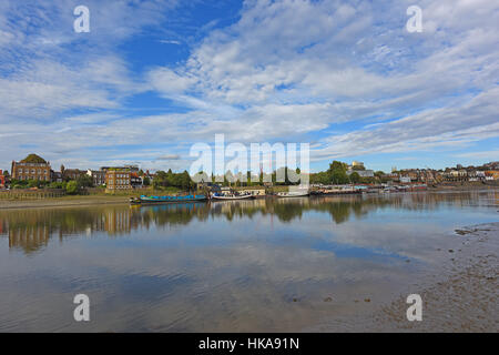 Hammersmith Quai e il fiume Tamigi da Barnes Riverbank Foto Stock