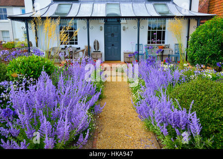 Garden Cottage nella parte anteriore di una casa nel villaggio costiero di Bosham, porto di Chichester, West Sussex, Regno Unito Foto Stock