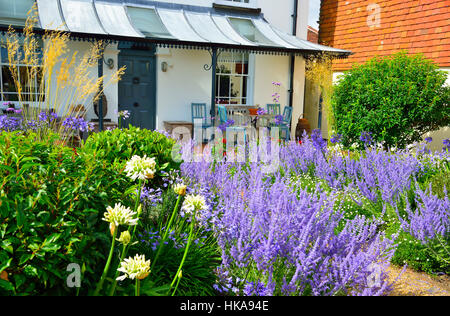 Garden Cottage nella parte anteriore di una casa nel villaggio costiero di Bosham, porto di Chichester, West Sussex, Regno Unito Foto Stock