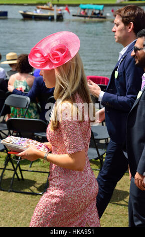 Piuttosto di moda ragazza camminare nel contenitore di regata, a Henley Royal Regatta Foto Stock