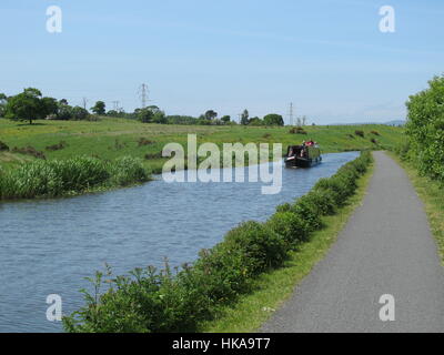 Canal Boat sta entrando in Union Canal dal canale di Forth e Clyde che è stato sollevato dalla ruota a Falkirk Foto Stock