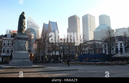 Plein square, l'Aia (Den Haag), Paesi Bassi con un moderno skyline. Statua di Willem van Oranje (Guglielmo d Orange, 1533-84) Foto Stock