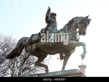 Statua equestre del principe Guglielmo d Orange (1533-84) di fronte Palazzo Noordeinde, Centrale L'Aia (Den Haag), Paesi Bassi. Foto Stock