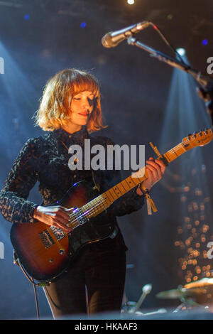 Figlia suona al Green Man festival, Brecon Beacons, Galles. Foto Stock