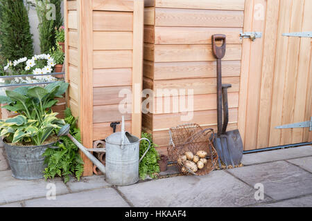 Tettoia da giardino con utensili da giardinaggio Foto Stock