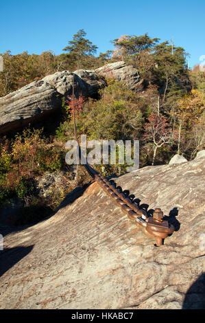 Una catena è destinata a mantenere un grande masso di cadere su Pineville, Kentucky. Foto Stock