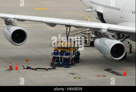 Il rifornimento per un Airbus A 340-300 delle compagnie aeree Lufthansa Aeroporto Internazionale di Incheon Corea del Sud Foto Stock