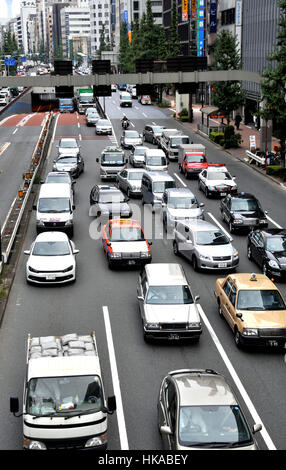 Scena stradale, traffico di automobili, Ginza, Tokyo, Giappone Foto Stock